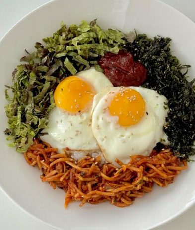 무생채·상추·김가루·고추장·계란후라이를 담은 비빔밥