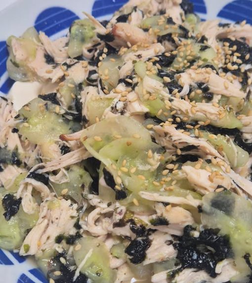 찢은 닭가슴살과 오이에 김가루와 깨를 뿌린 무침 완성
