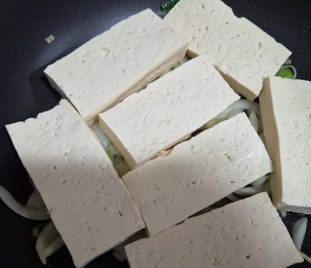 팬에 양파 깔고 올린 생두부
