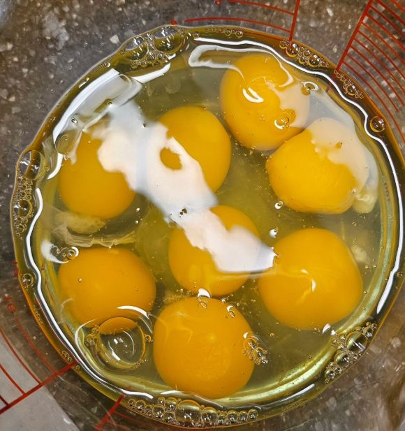 계량컵에 깬 계란 7개와 우유