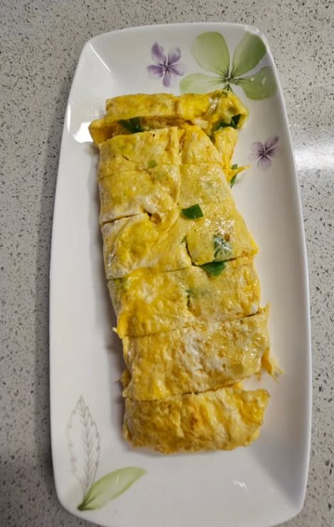 접시에 담은 폭신한 계란말이 완성