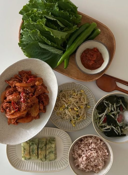 제육볶음과 밑반찬 차린 밥상