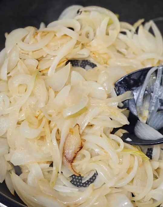 가장자리가 노릇하게 볶아진 양파