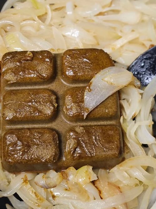 볶은 양파 위에 올린 고형 카레