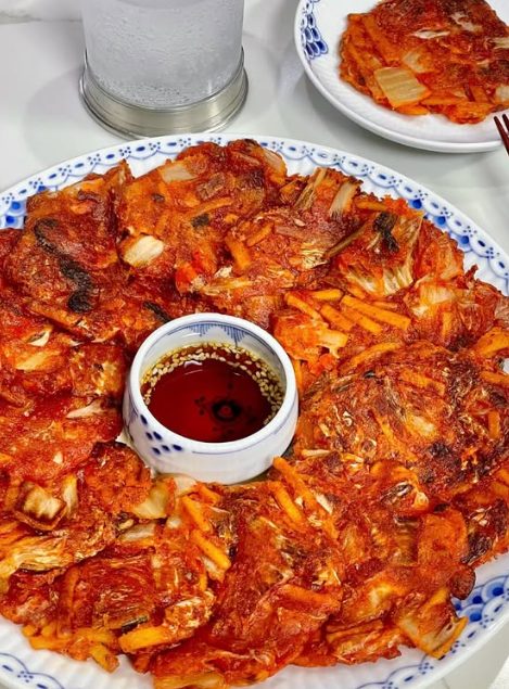 가운데 초간장을 올린 바삭한 김치전 완성