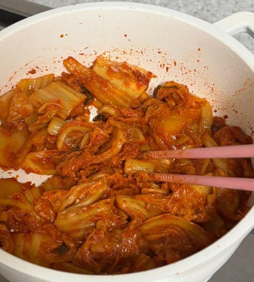설탕 뿌려 중불에 볶는 신김치