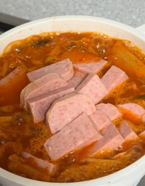 끓는 국물에 썰어 넣은 스팸