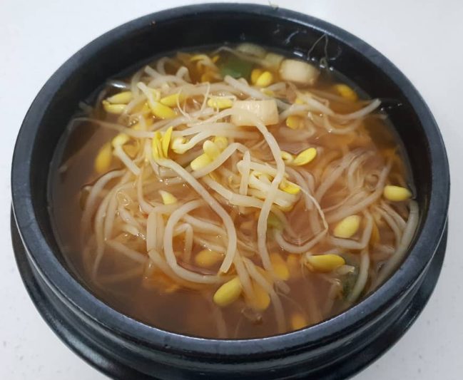 뚝배기에 담은 얼큰한 콩나물국 완성