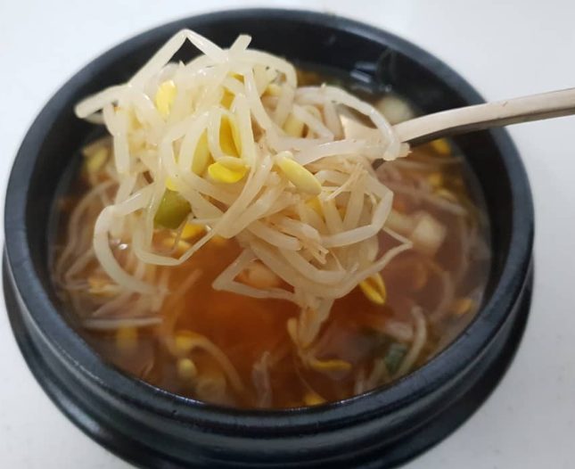 숟가락으로 건져 올린 아삭한 콩나물