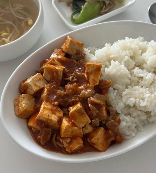 밥 옆에 마파두부를 올린 덮밥과 콩나물국, 데친 청경채 한 끼