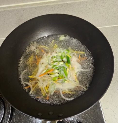 야채와 계란을 풀어 끓이는 멸치 육수