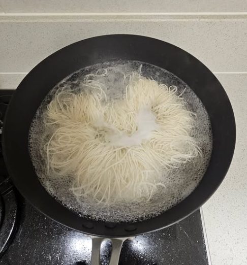 큰 냄비에 삶는 소면