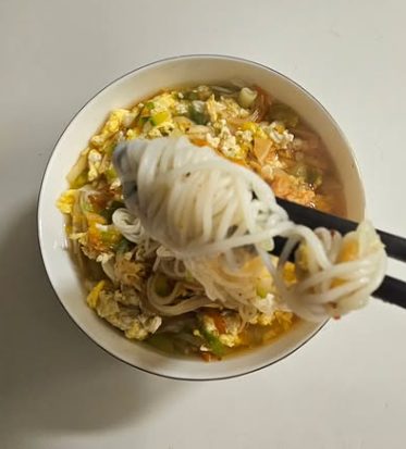 젓가락으로 집은 쫄깃한 소면