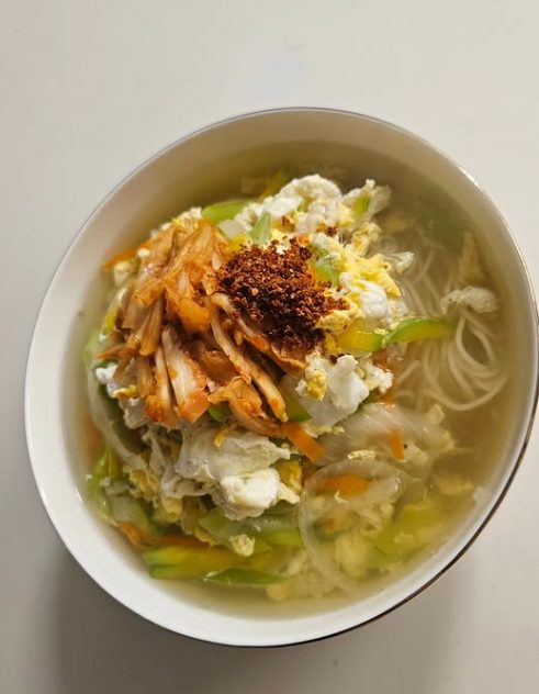 다른 각도에서 본 김치 잔치국수 완성