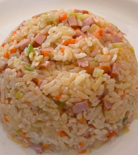 산처럼 담은 햄야채볶음밥