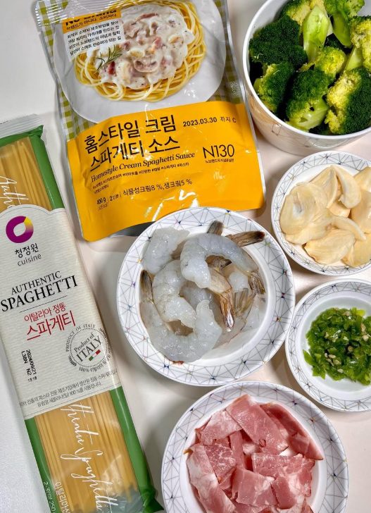 스파게티면·시판 크림소스·새우·브로콜리·베이컨·마늘 재료