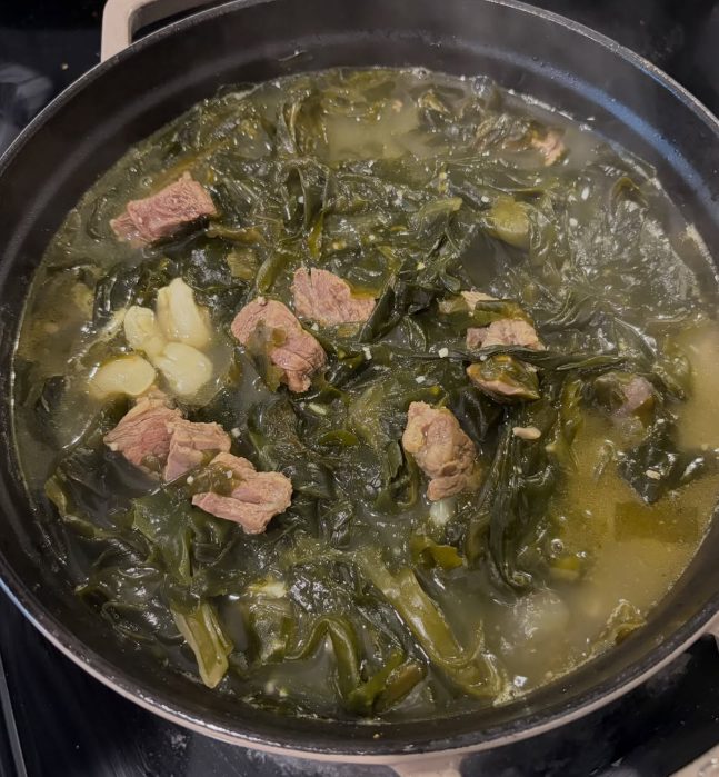 통마늘 넣고 끓이는 소고기 미역국
