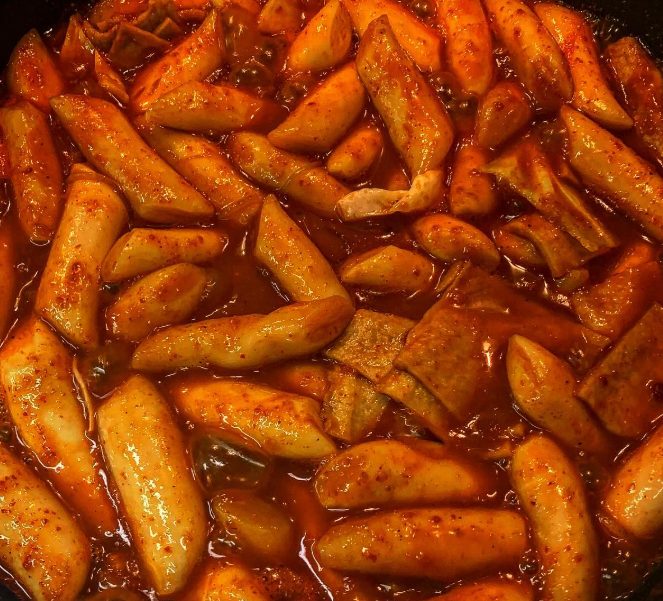 고추장 양념에 윤기 돌며 익는 떡볶이