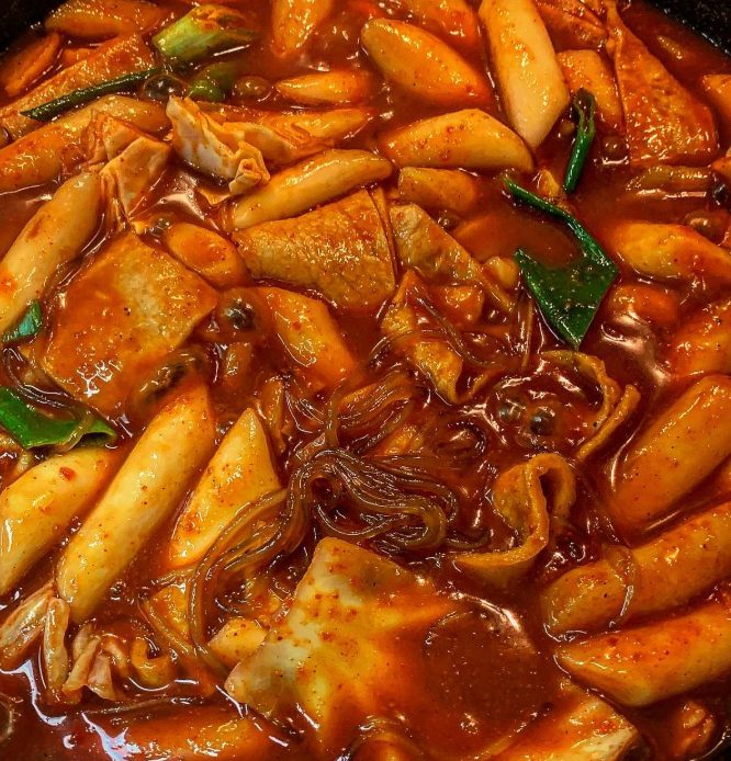 양념 밴 당면과 어묵이 푸짐한 떡볶이